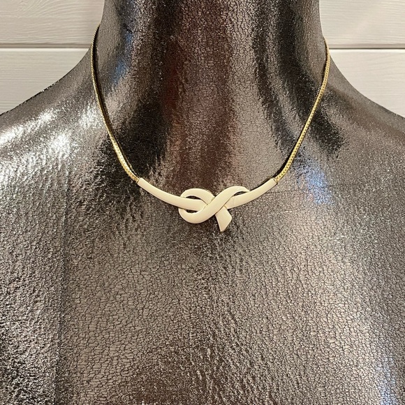 💛 VINTAGE CREAM & GOLD-TONE KNOT NECKLACE – 80s Style - Picture 2 of 9